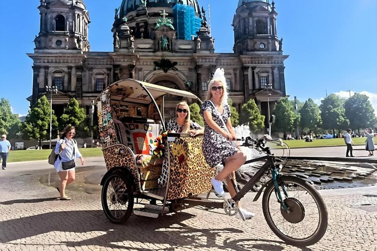 due donne in carrozza trainata da cavalli davanti a un edificio