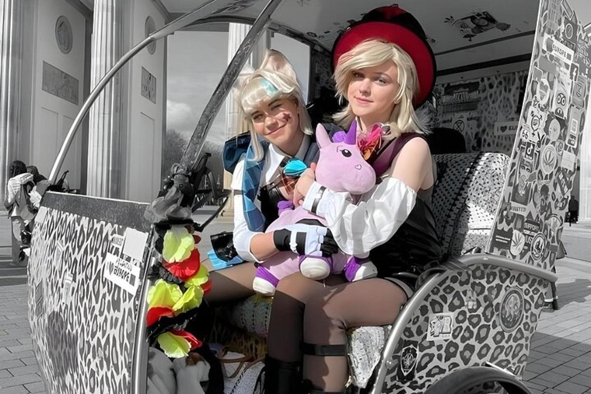 due donne sedute su un autobus con un animale di peluche