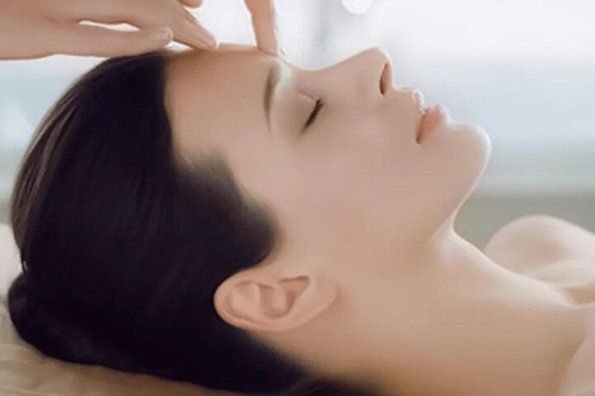 una donna che si fa tagliare i capelli da un estetista