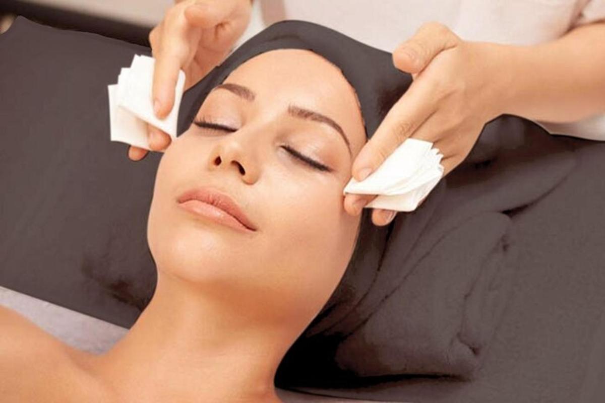una donna che si fa dipingere il viso in un salone di bellezza