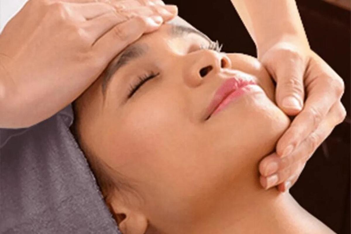 una donna che si fa lavare il viso in una spa