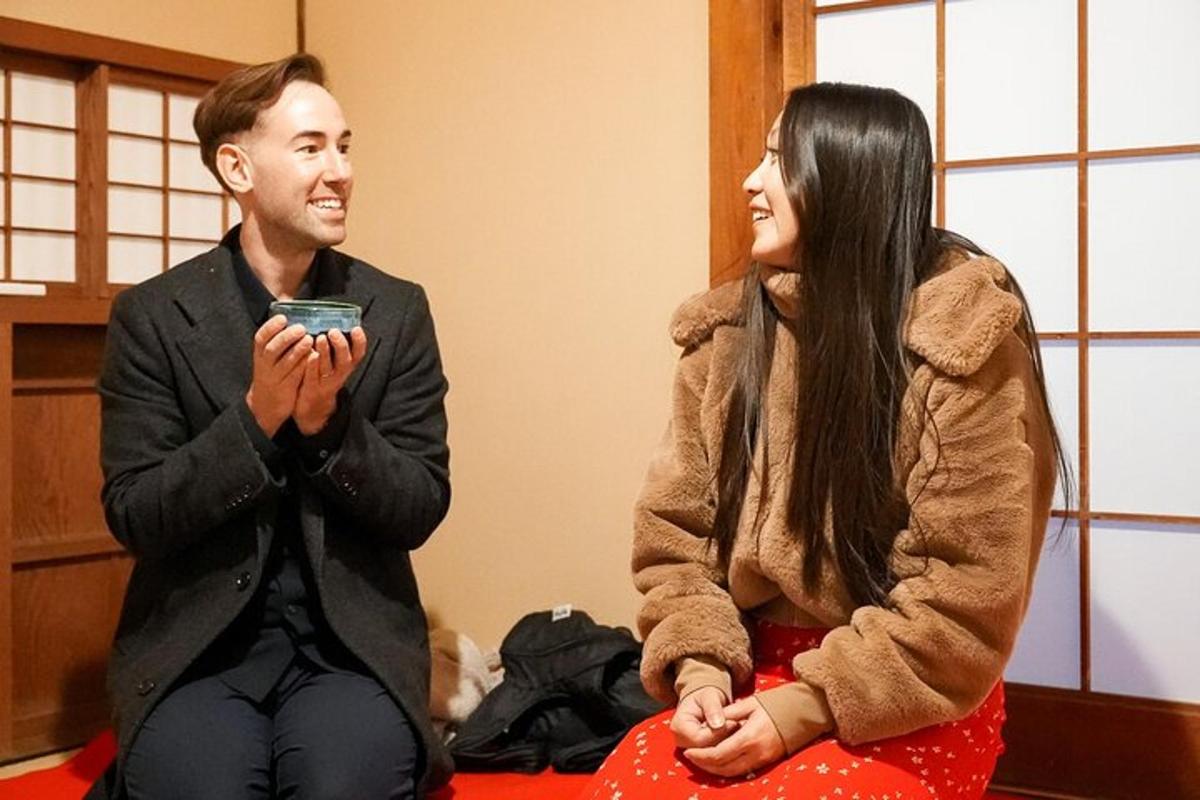 un uomo e una donna seduti uno accanto all'altro