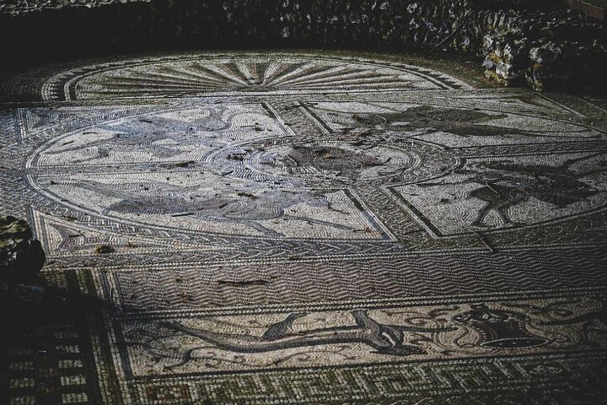 un mosaico di un uomo e una donna su un tappeto
