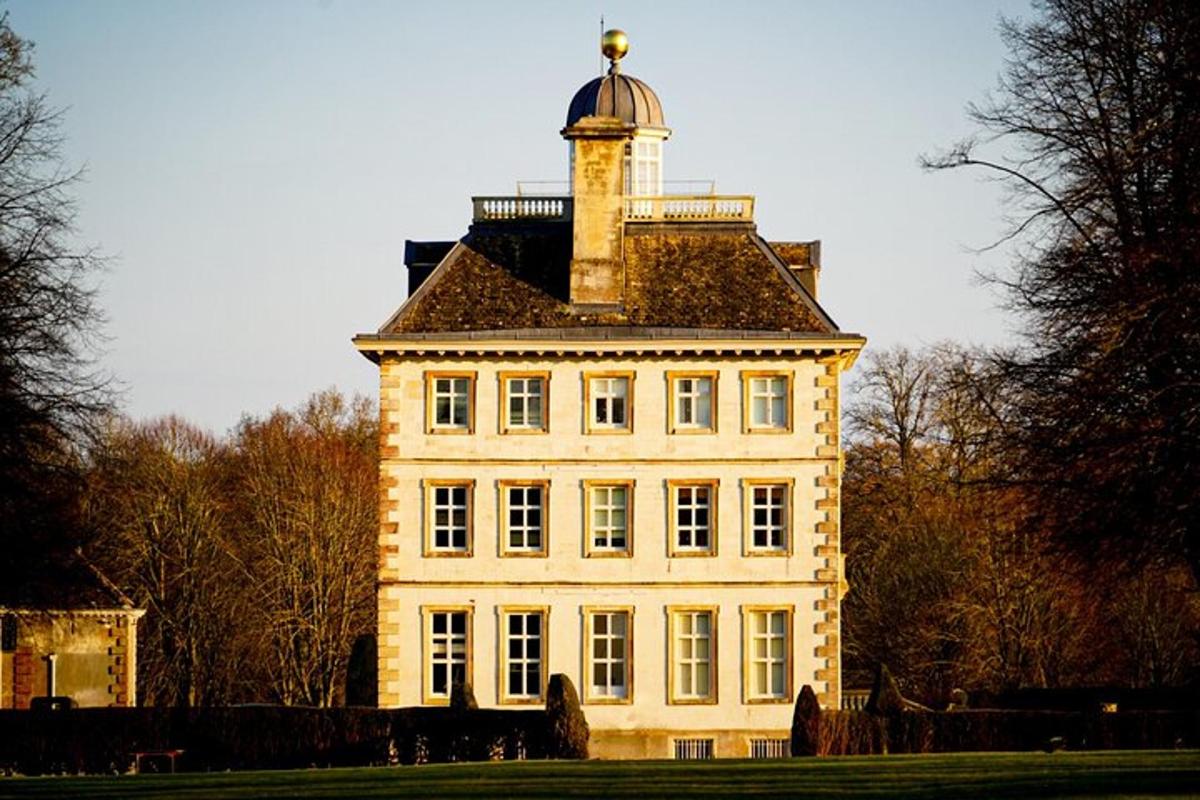 un grande edificio bianco con una torre in cima