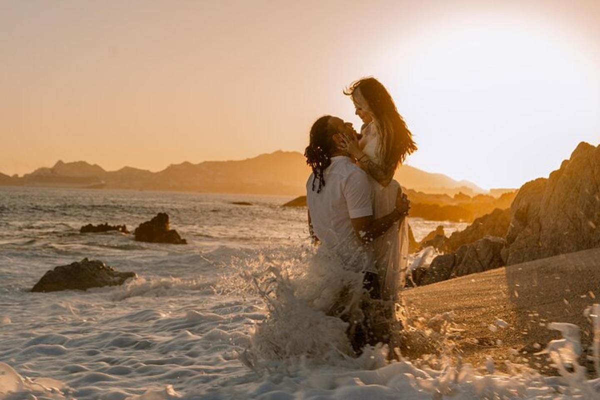 un uomo e una donna in piedi sulla spiaggia