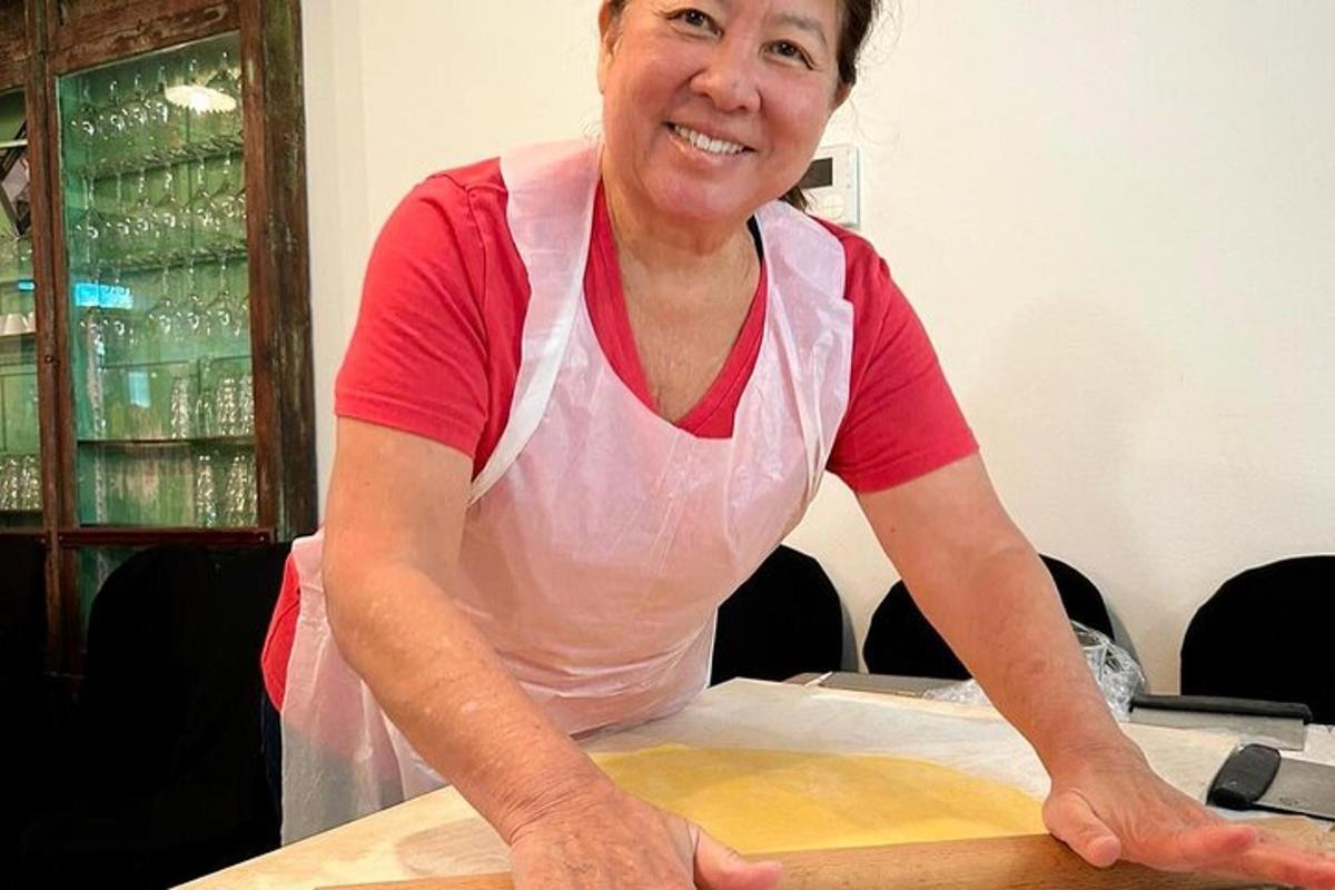 một người phụ nữ đang ngồi ở một cái bàn trong phòng