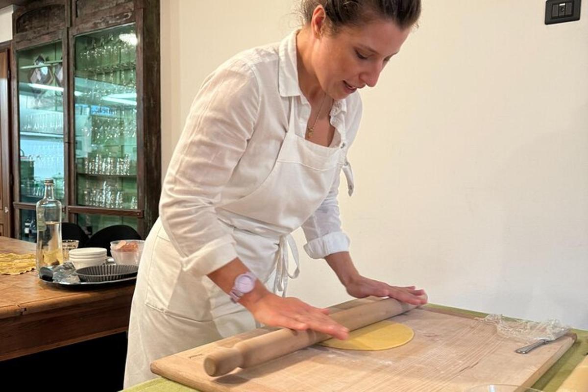 een vrouw in een keuken die eten bereidt op een snijplank