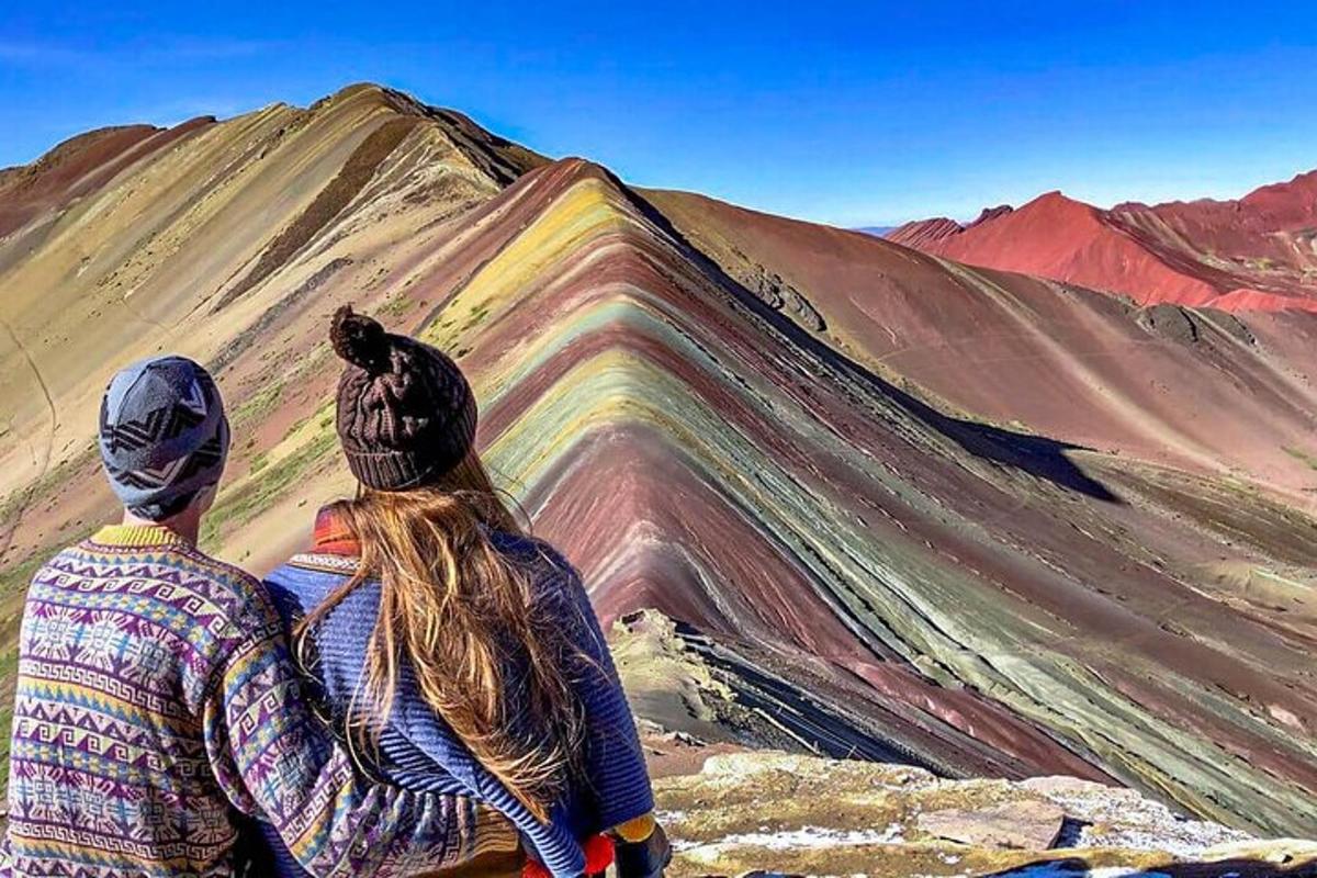 dua orang duduk di atas gunung
