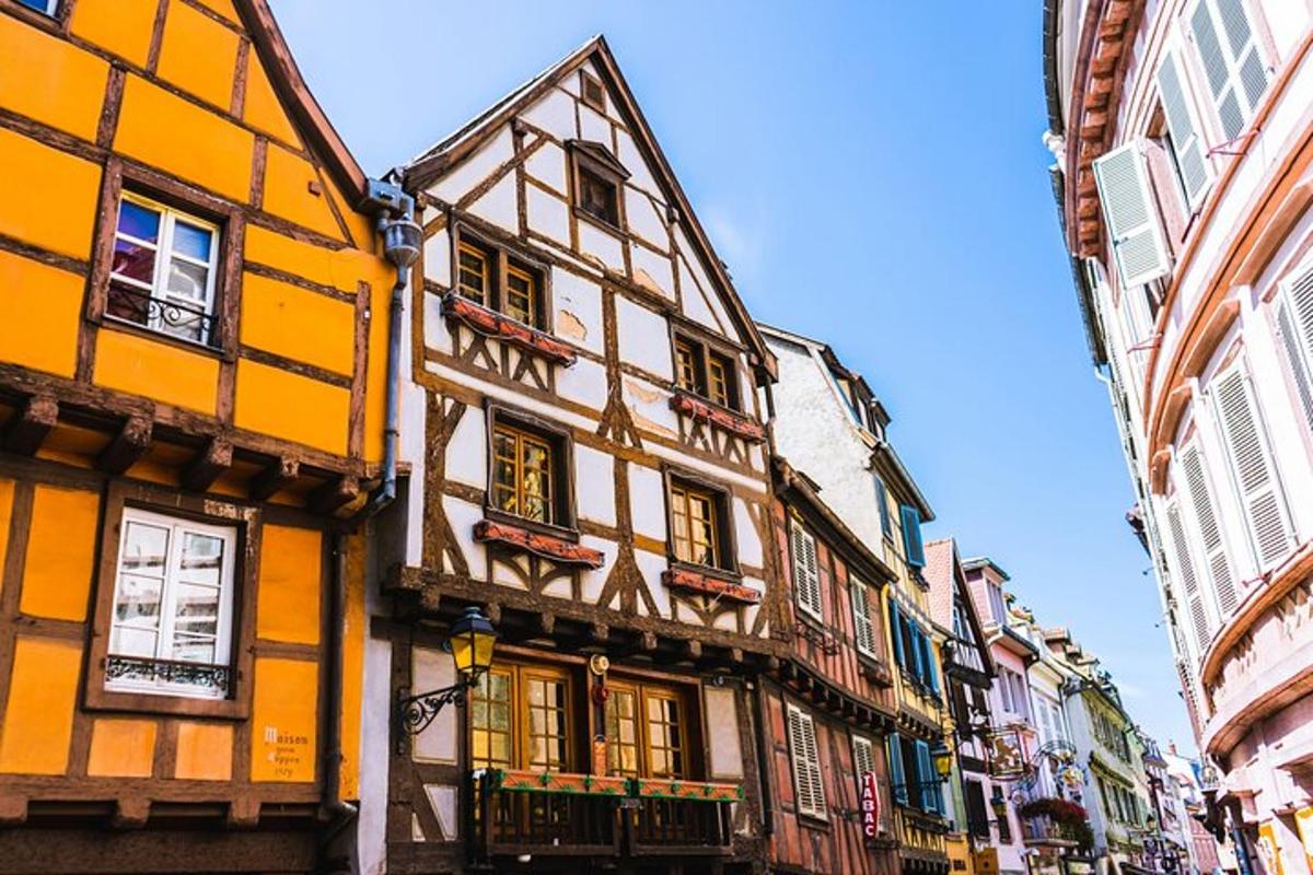una filera d'edificis grocs i blancs en un carrer