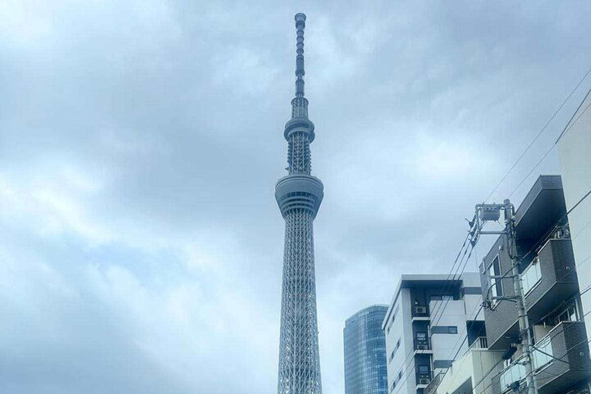 una torre alta in una città con edifici