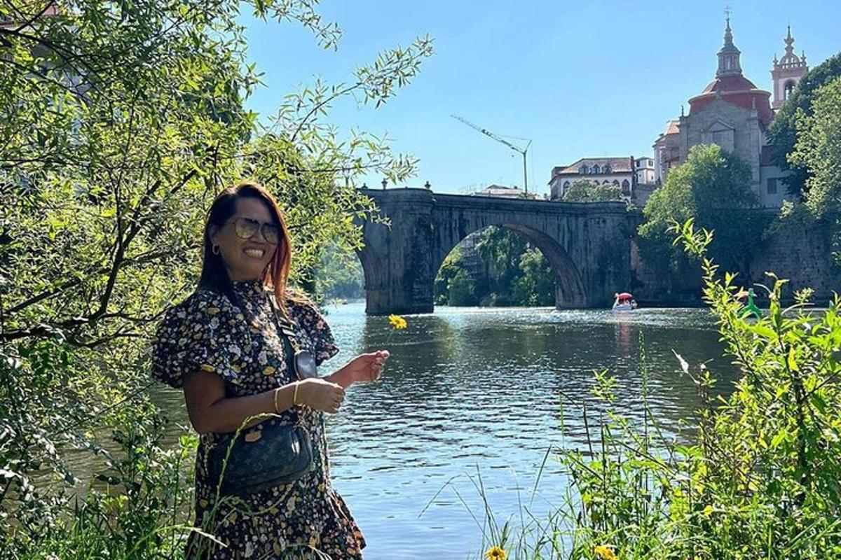 žena stojící před řekou s mostem