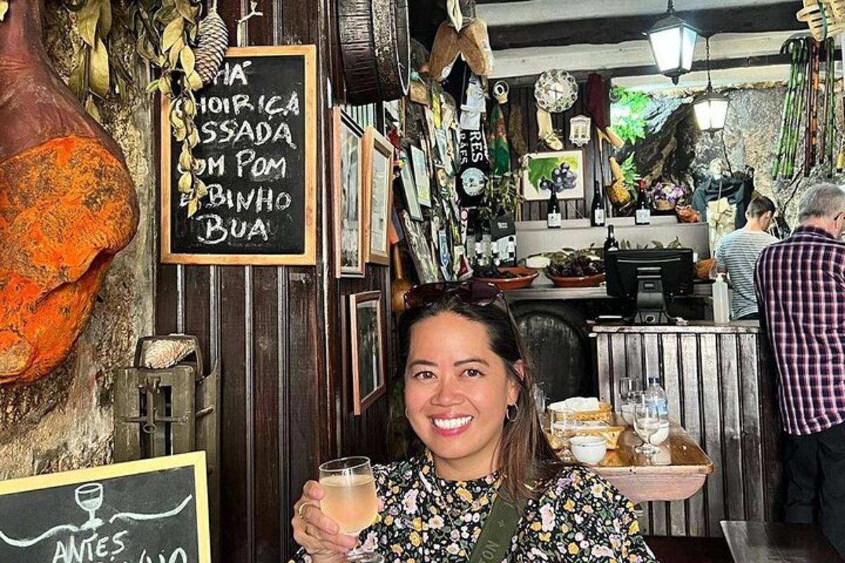 žena drží sklenici v restauraci