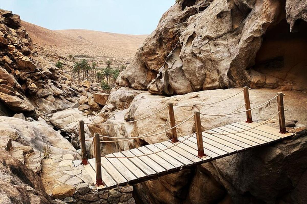 un ponte sul fianco di una montagna rocciosa