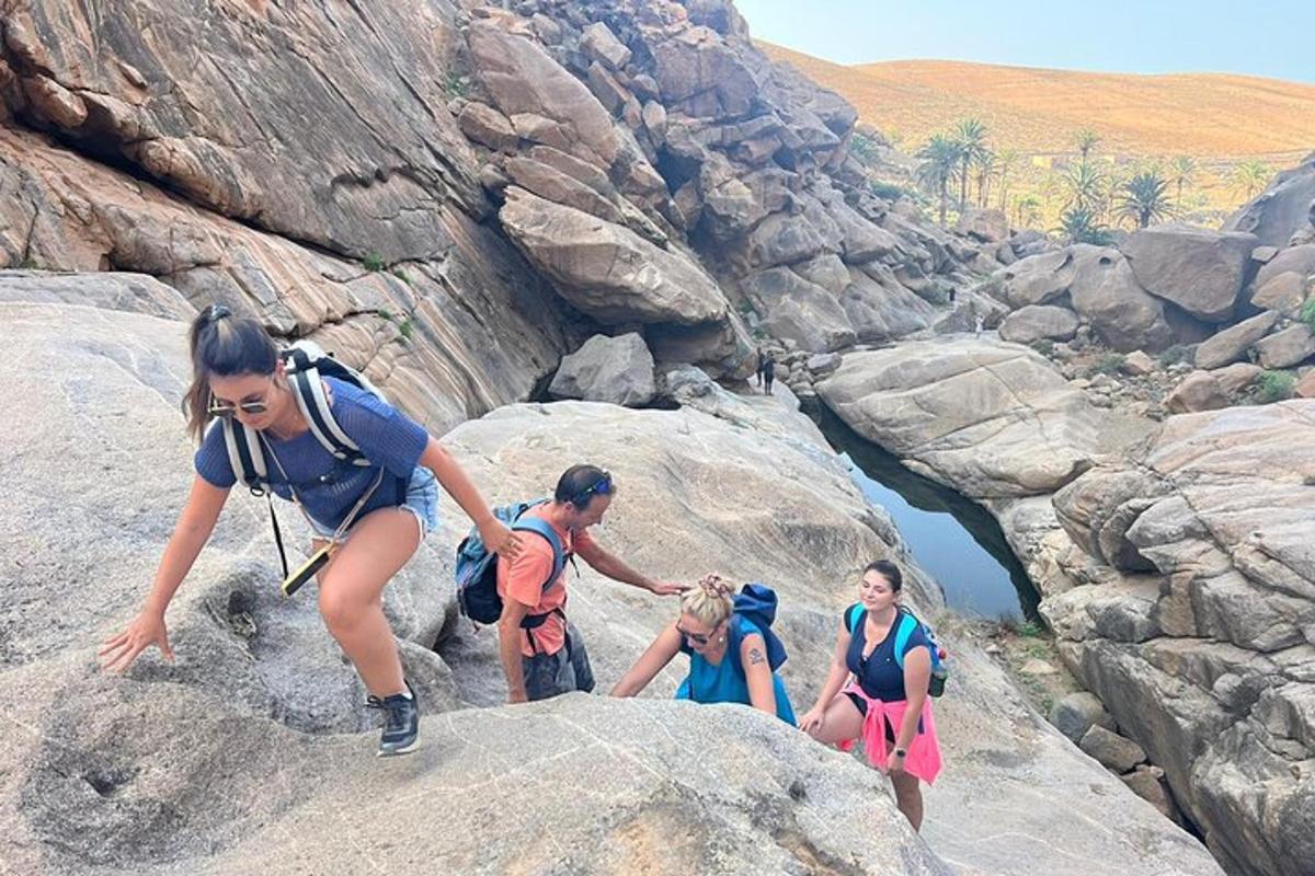 un gruppo di persone che si arrampica sulle rocce di una montagna