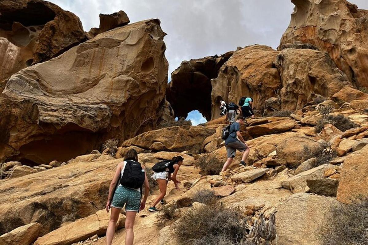 um grupo de pessoas caminhando em uma montanha rochosa