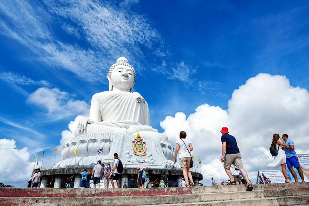 un groupe de personnes debout autour d'une grande statue