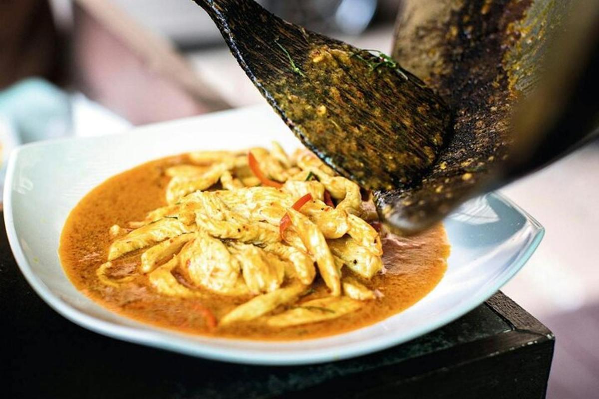 ang isang tao ay nagdaragdag ng pampalasa sa isang mangkok ng pagkain