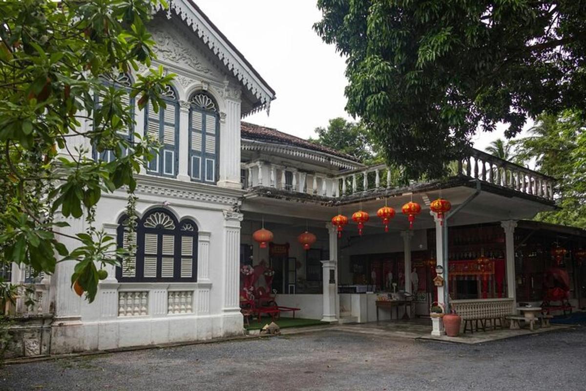 isang puting bahay na may mga orange na lampara sa harap nito