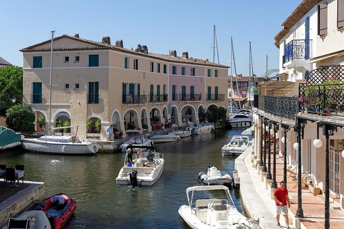 un gruppo di barche attraccate in un canale con edifici