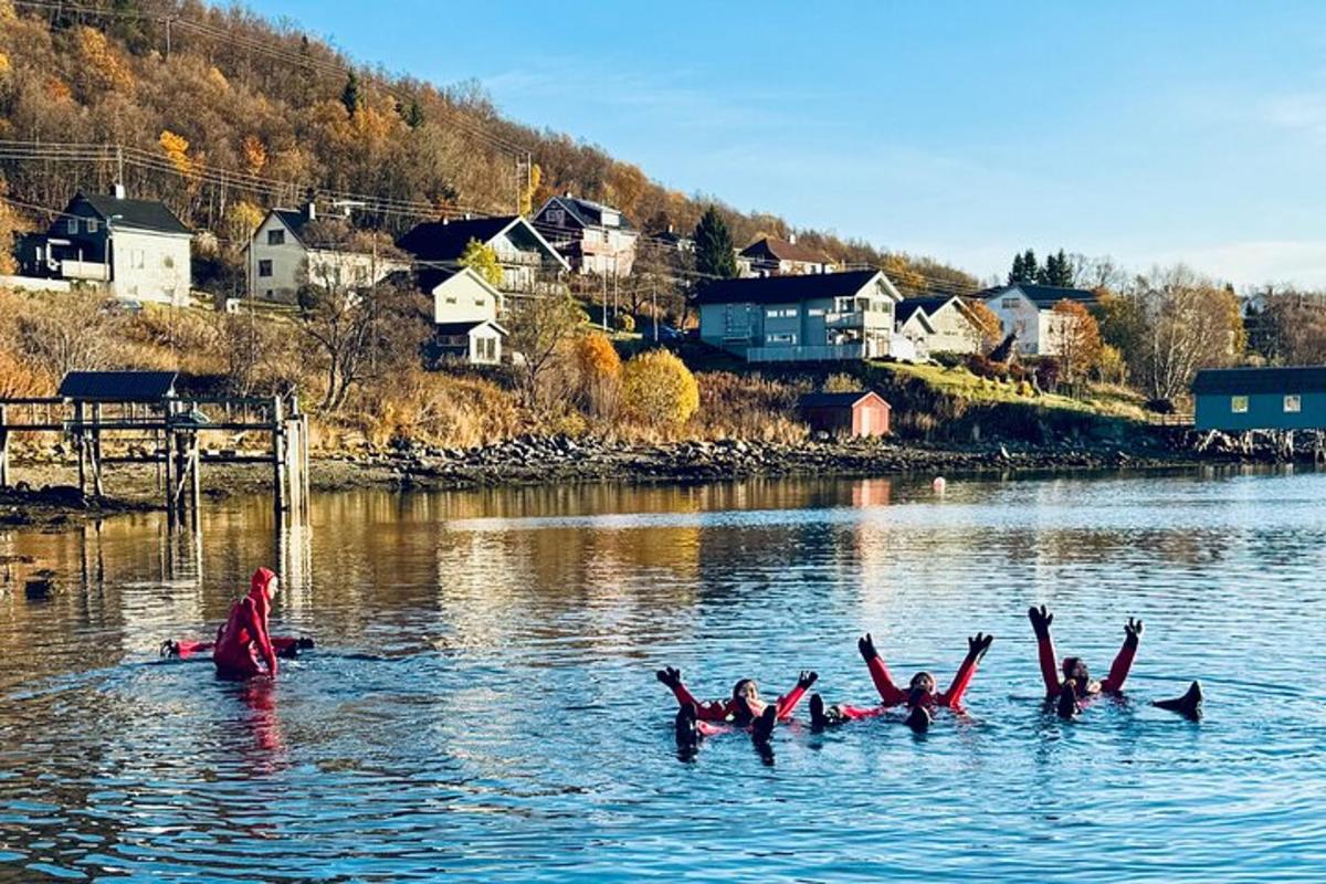 hópur fólks að synda í vatninu