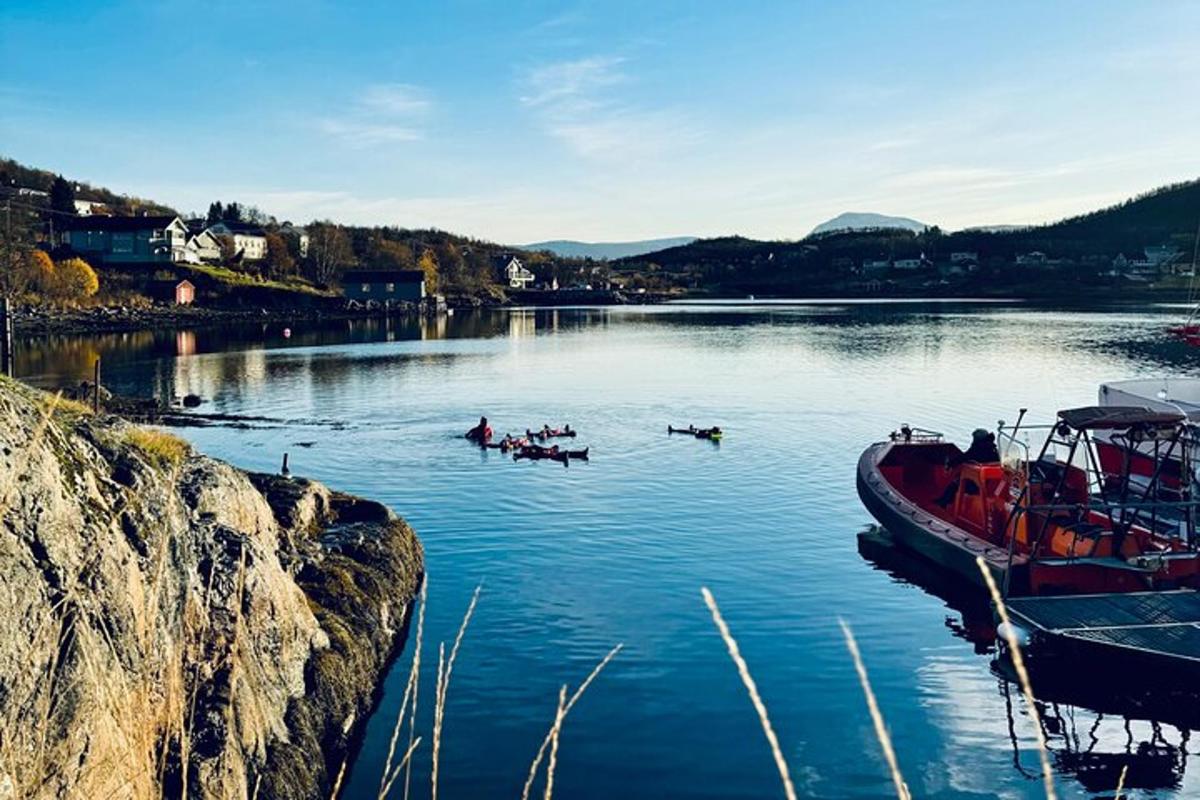 un gruppo di persone in barca su un lago