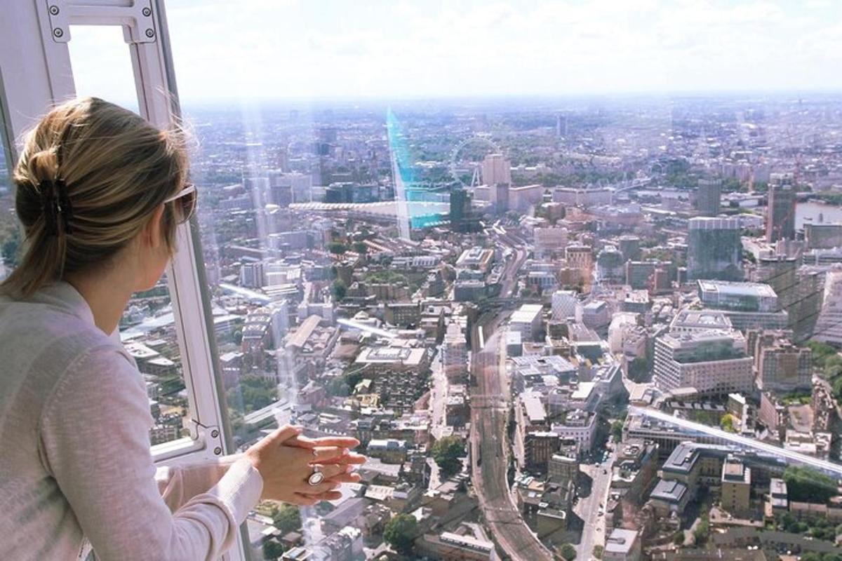 uma mulher está olhando para uma cidade de uma torre de observação