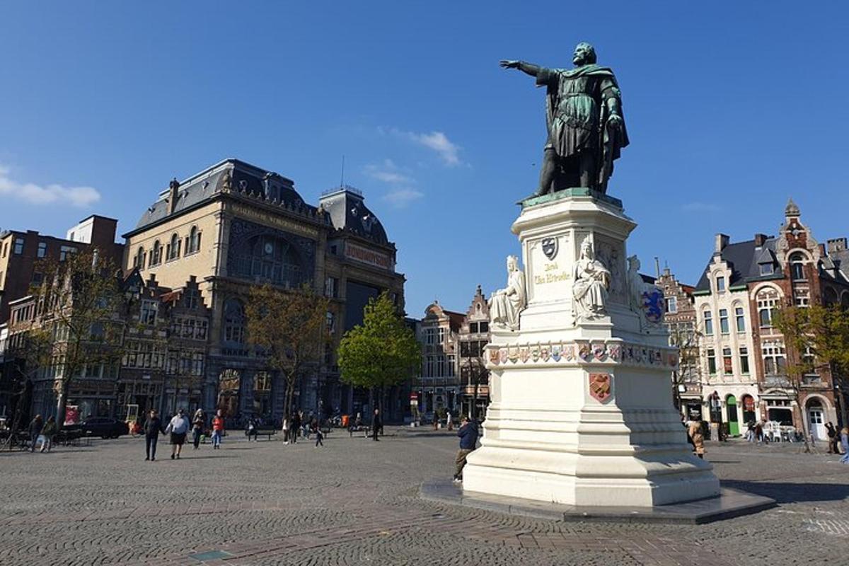 en statue midt i en by med bygninger