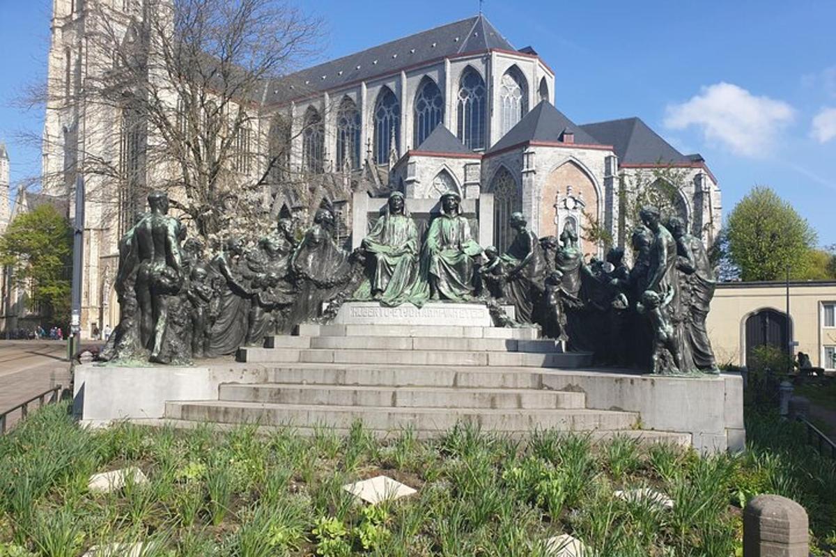 en statue av folk som sitter på trapper foran en bygning