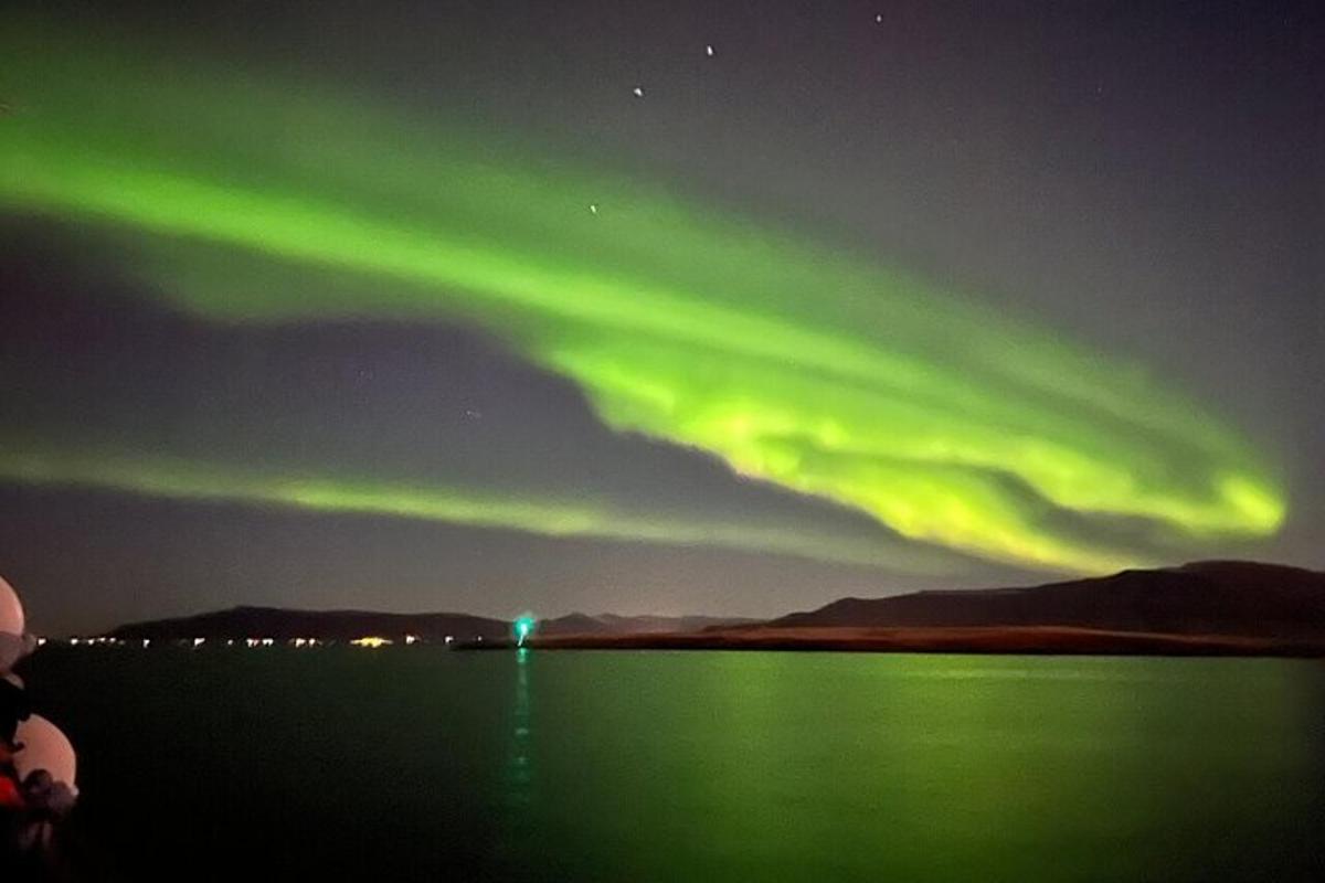 una aurora al cel sobre una massa d'aigua