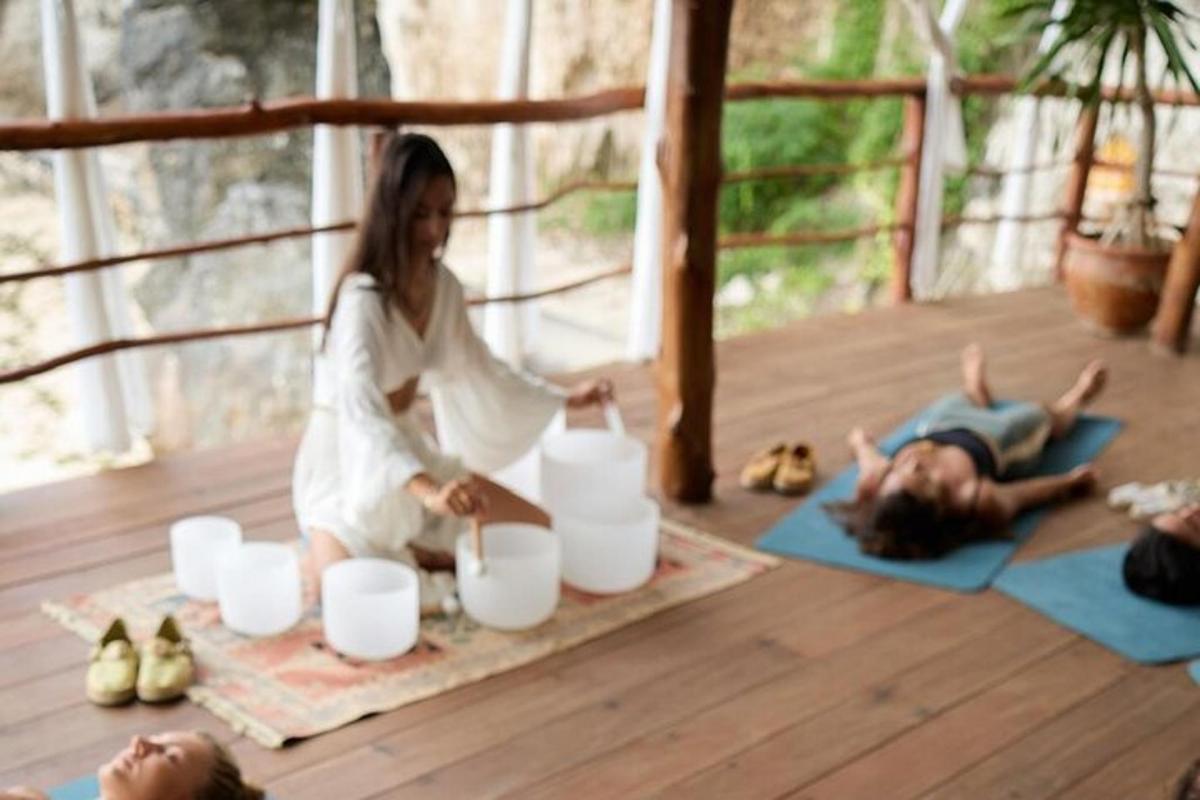 sekumpulan orang melakukan yoga di atas lantai kayu