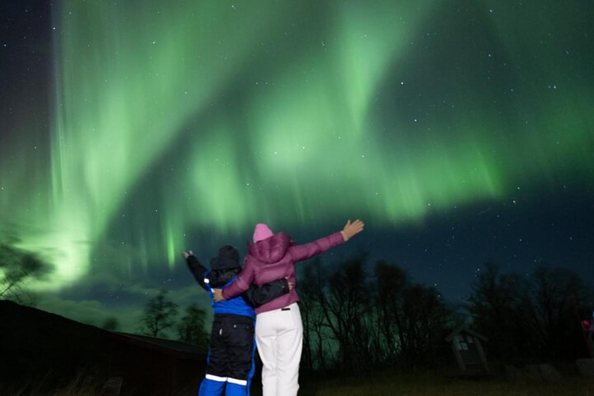 Dos personas mirando la aurora boreal