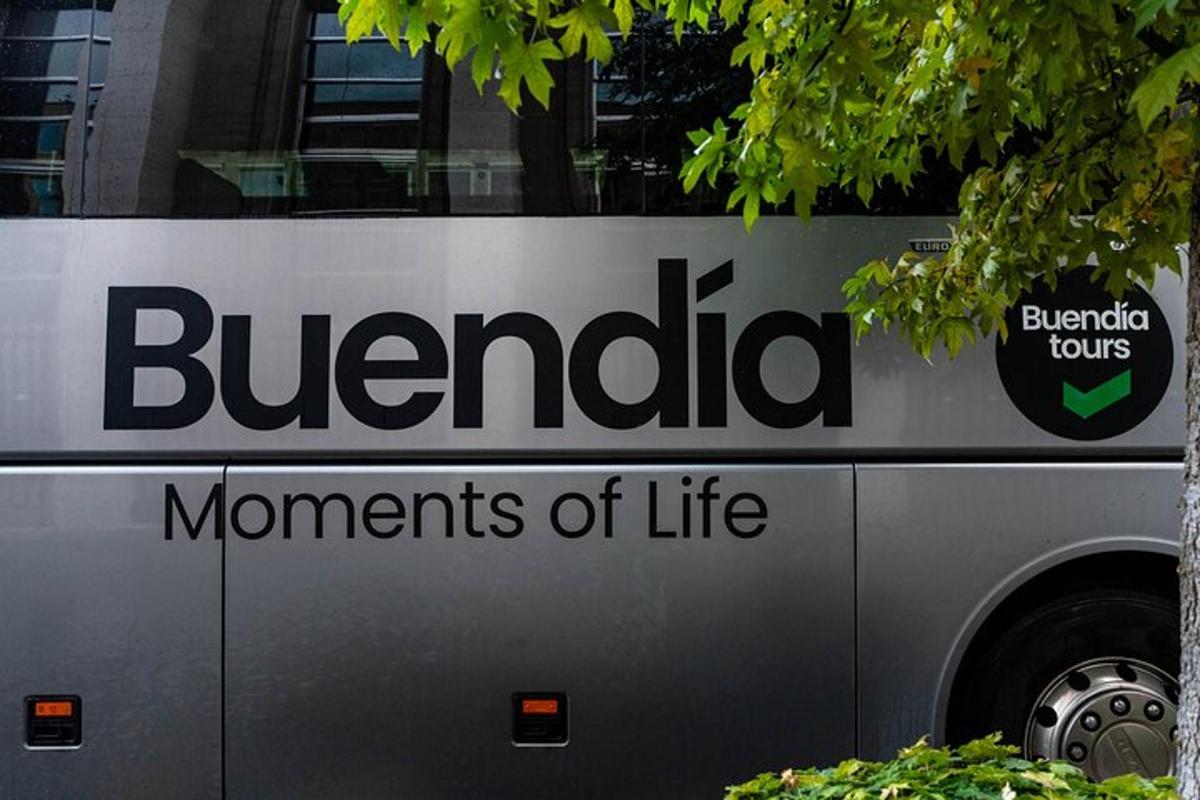 a bus with the words buenida monuments of life on it