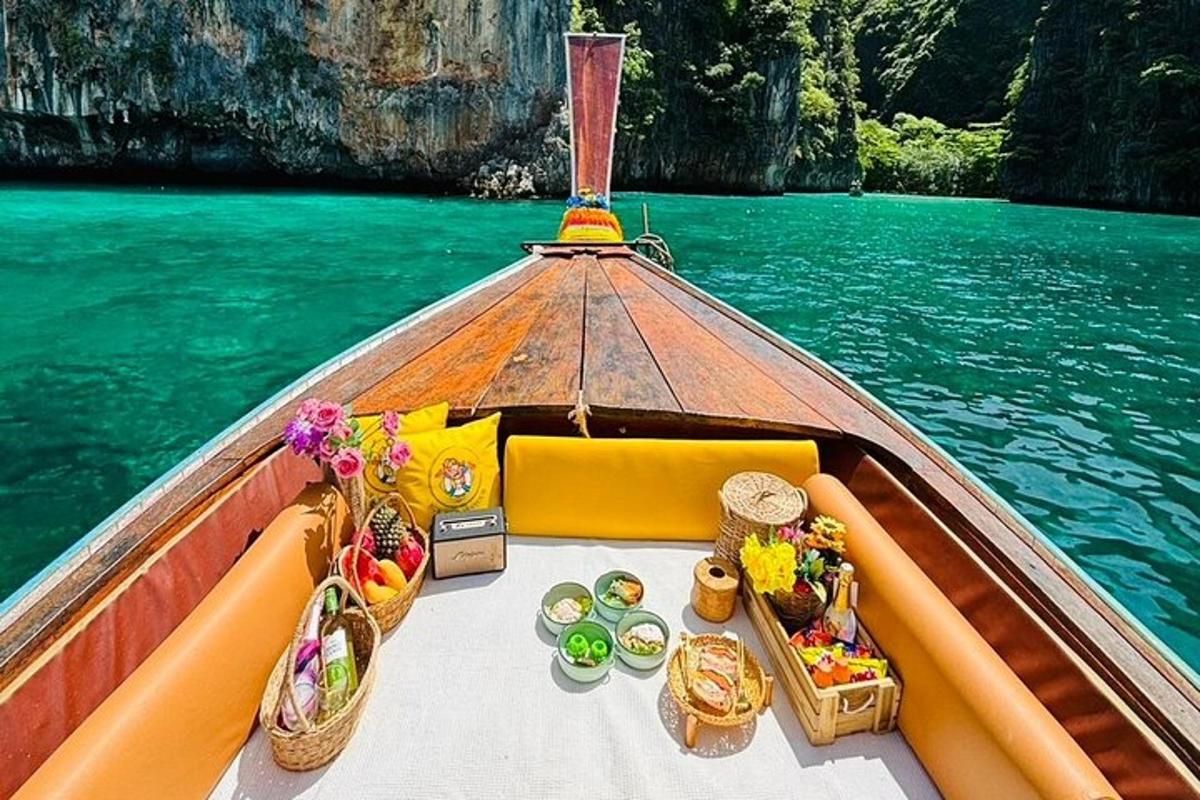 ein Boot im Wasser mit Essen darauf