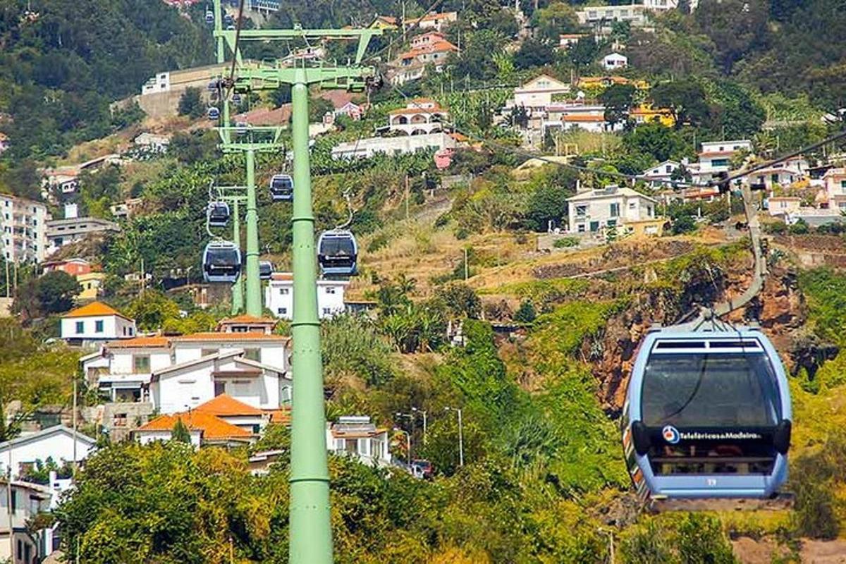 tramvaj na kopci ve městě s domy