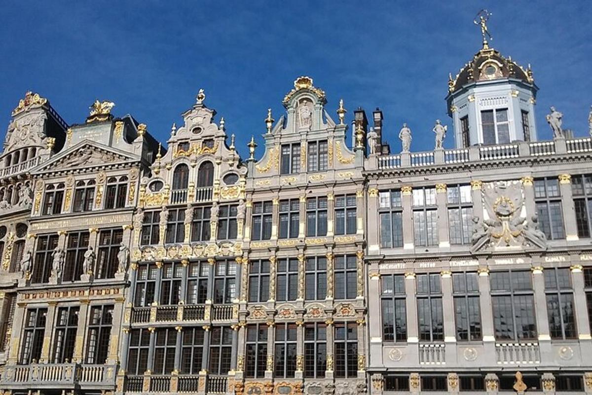un grande edificio con molte finestre