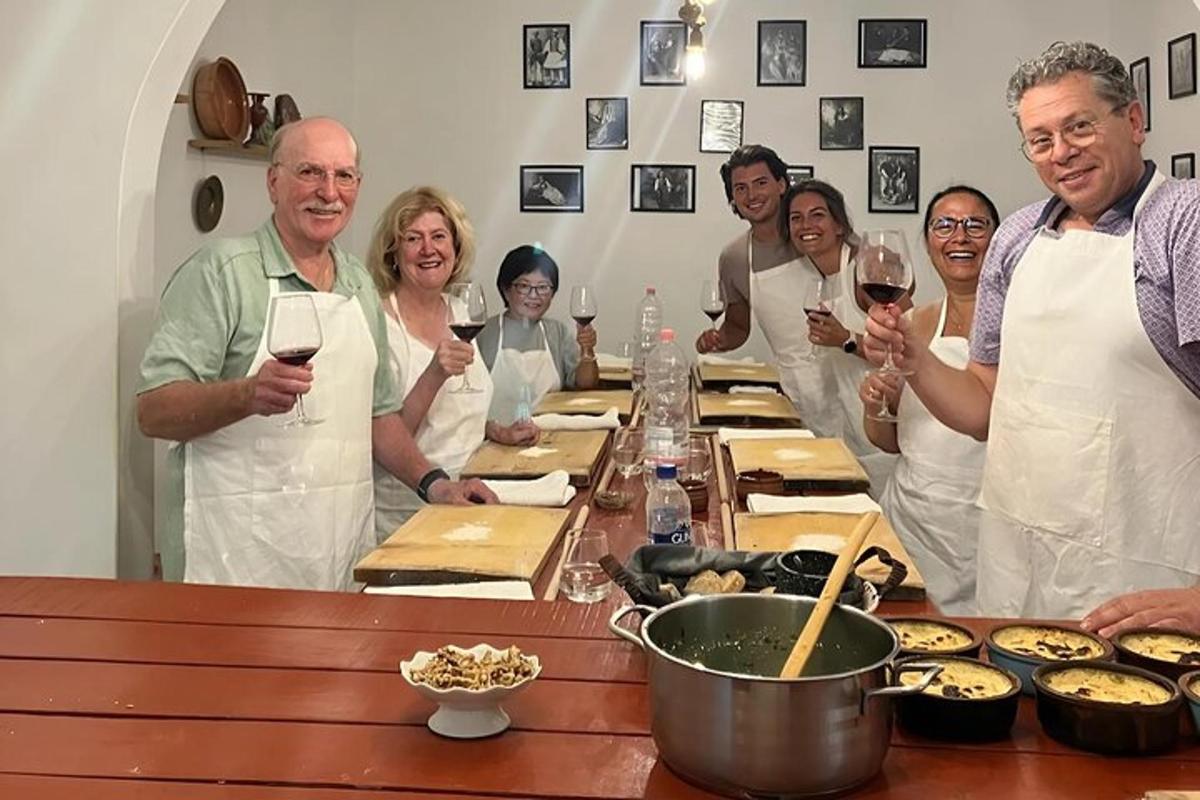 Un grupo de personas de pie alrededor de una mesa sosteniendo copas de vino.