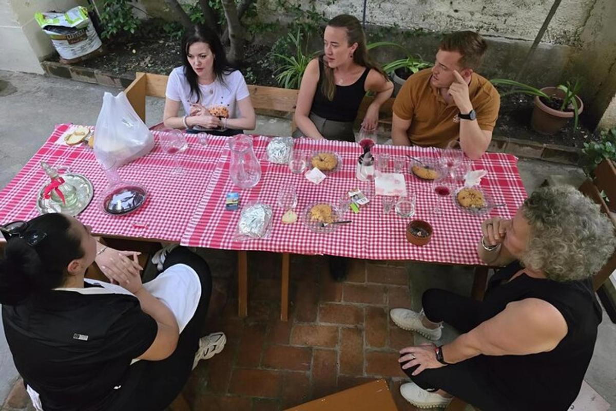 Un grupo de personas sentadas alrededor de una mesa comiendo comida