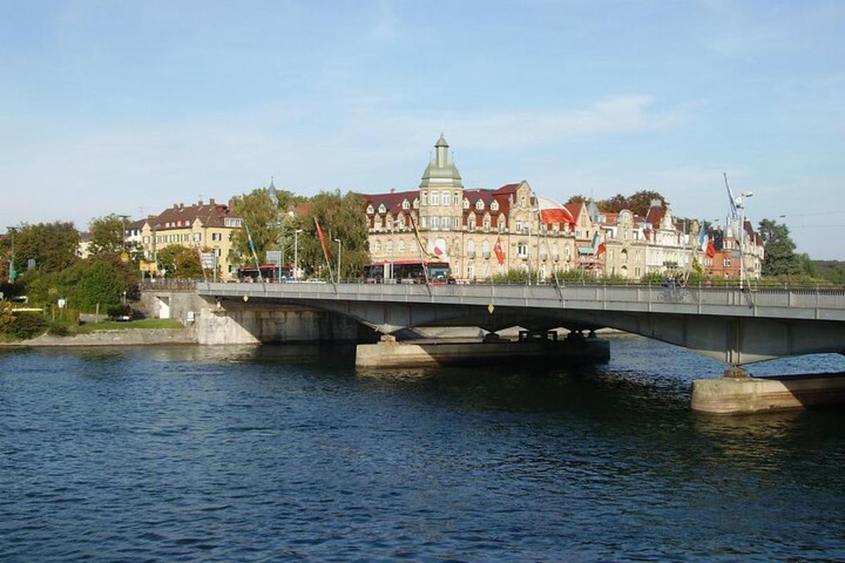 sild üle jõe linna ees