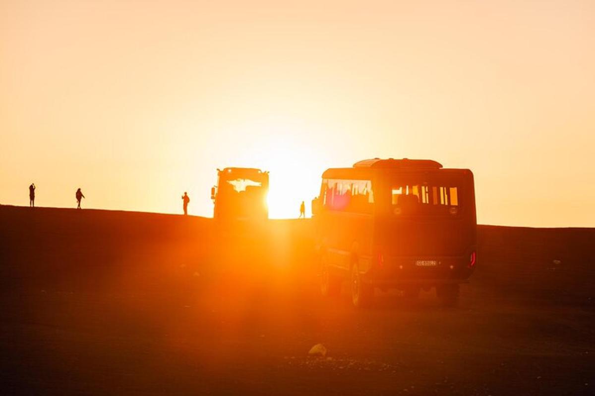 uno scuolabus nel deserto al tramonto