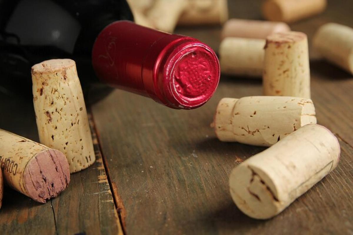 steklenico vina in nekaj vinskih zamaškov