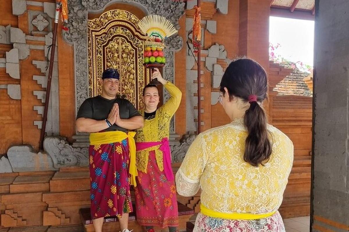 isang babaeng may hawak na estatwa sa harap ng isang templo
