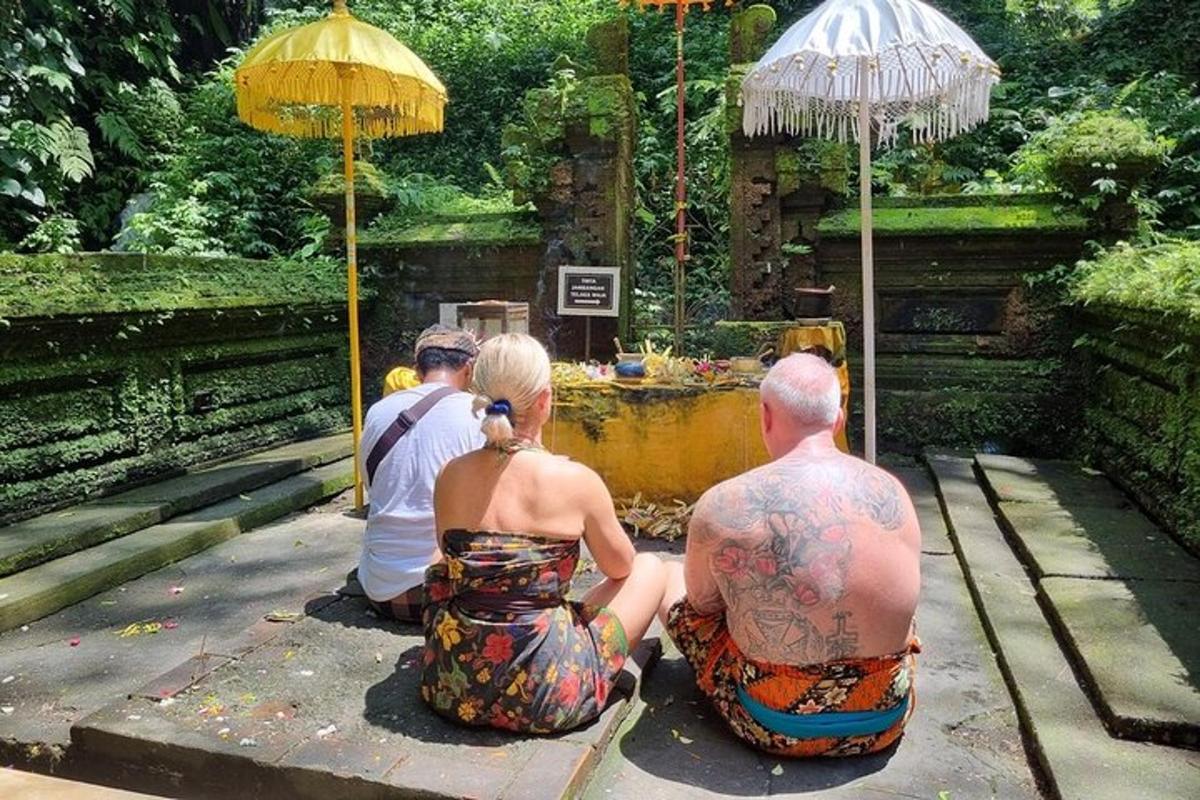 isang grupo ng mga tao na nakaupo sa harap ng isang fountain