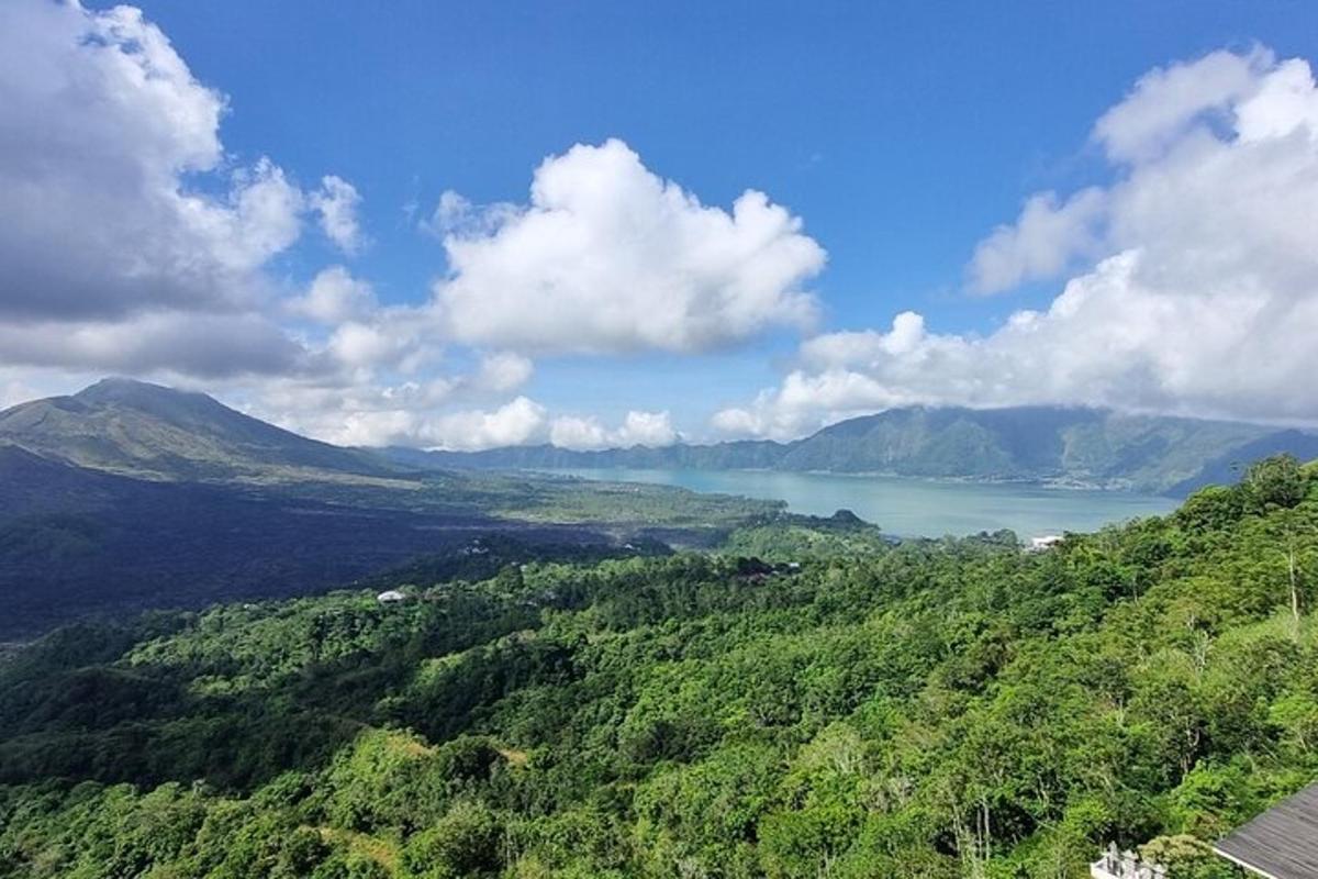 tanawin ng lambak na may lawa at bundok