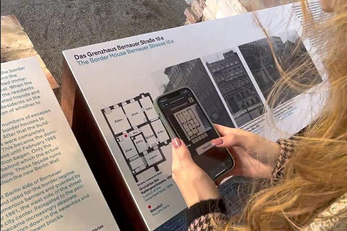 naine hoiab raamatus mobiiltelefoni