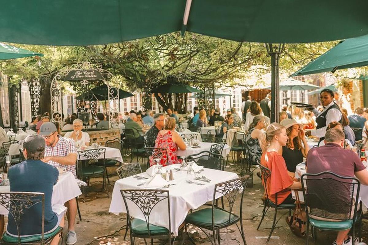 Un grupo de personas sentadas en mesas en un restaurante.