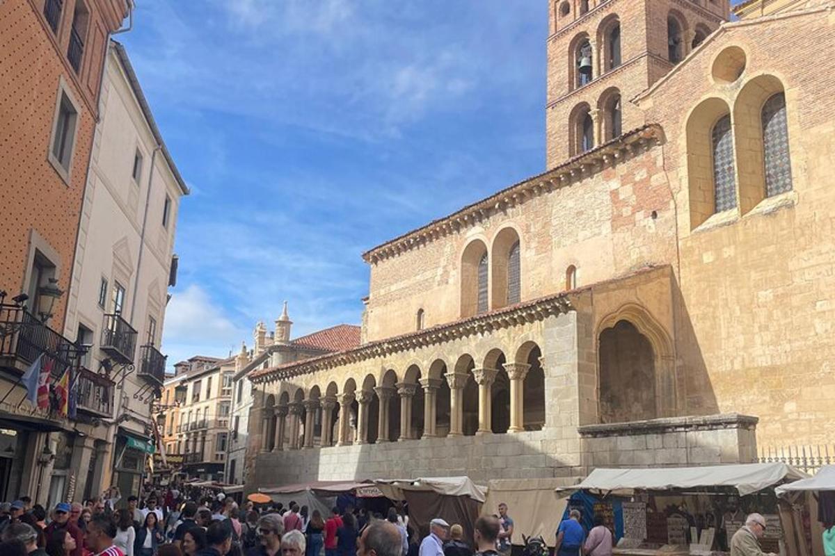 dav ľudí kráčajúcich po ulici pred budovou
