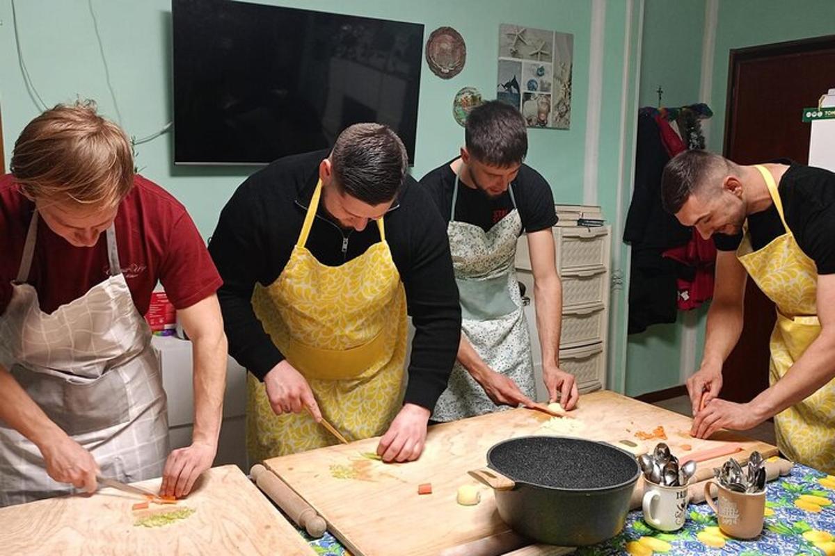 um grupo de pessoas em uma cozinha preparando comida