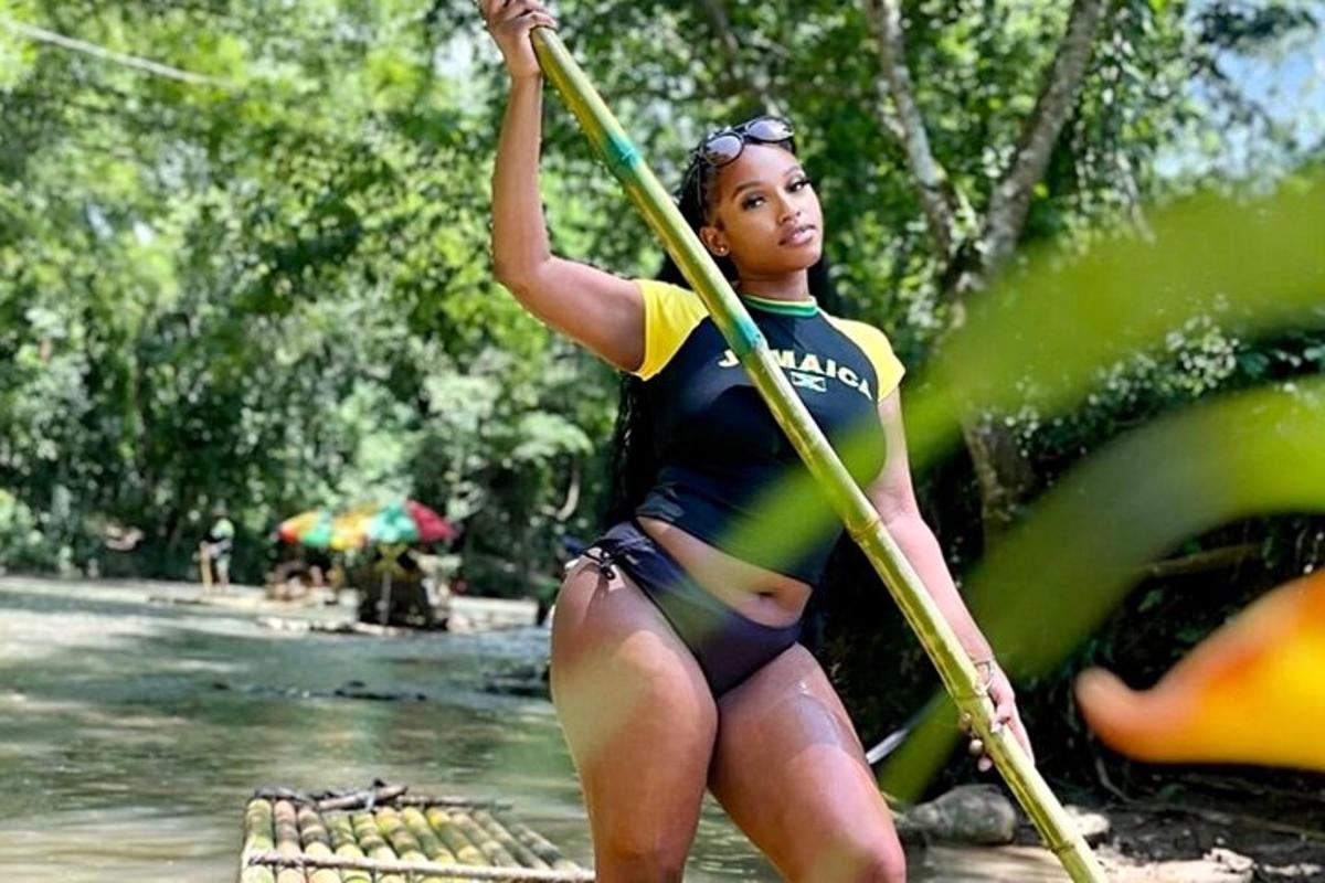 o fată în costum de baie ține o prăjină