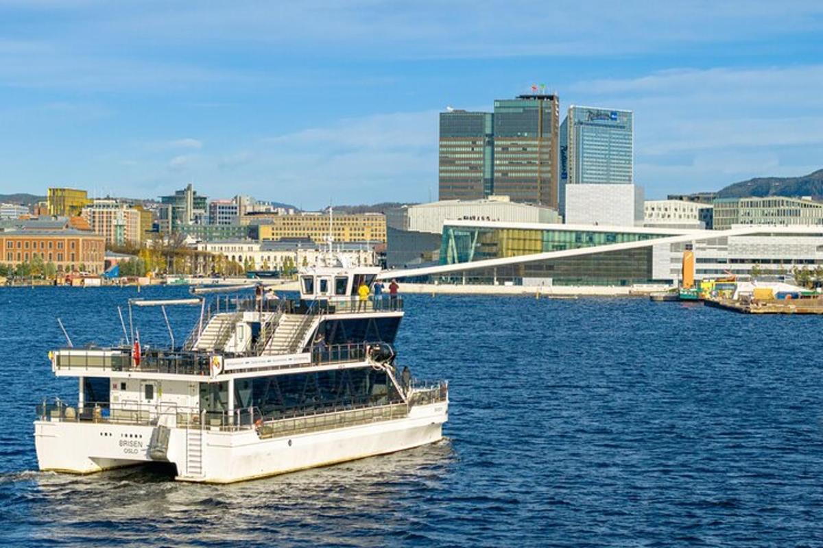 due barche in acqua con una città sullo sfondo