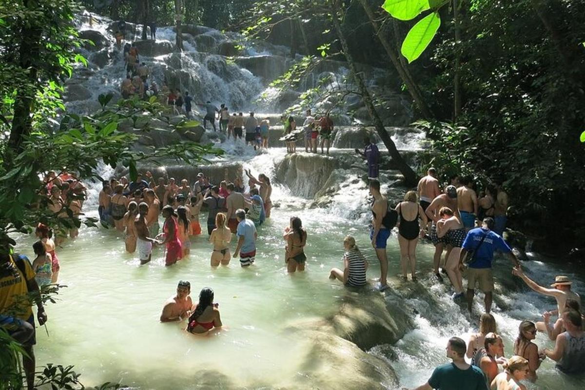 sekelompok orang di dalam air di air terjun